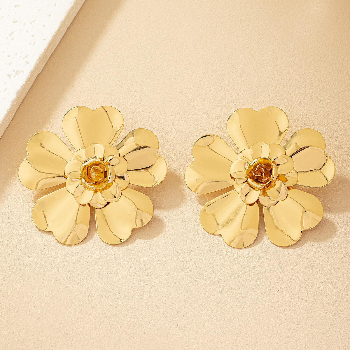 1 Par Estilo Simple Flor Enchapado Metal Chapado En Oro Pendientes display picture 2