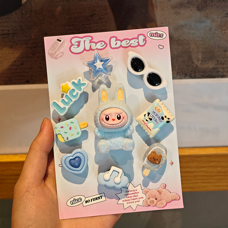 取り外し可能なキュートな漫画風のシューズバックルで飾られた、新しい植毛生地のクロックスシューズ|undefined
