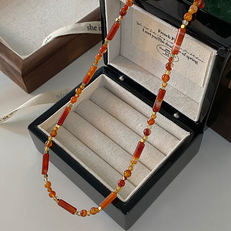 Collar con cuentas de ojo de tigre Maillard Cadena de suéter de otoño e invierno de alta calidad Acero de titanio Cadena de clavícula de piedra natural retro de lujo ligero