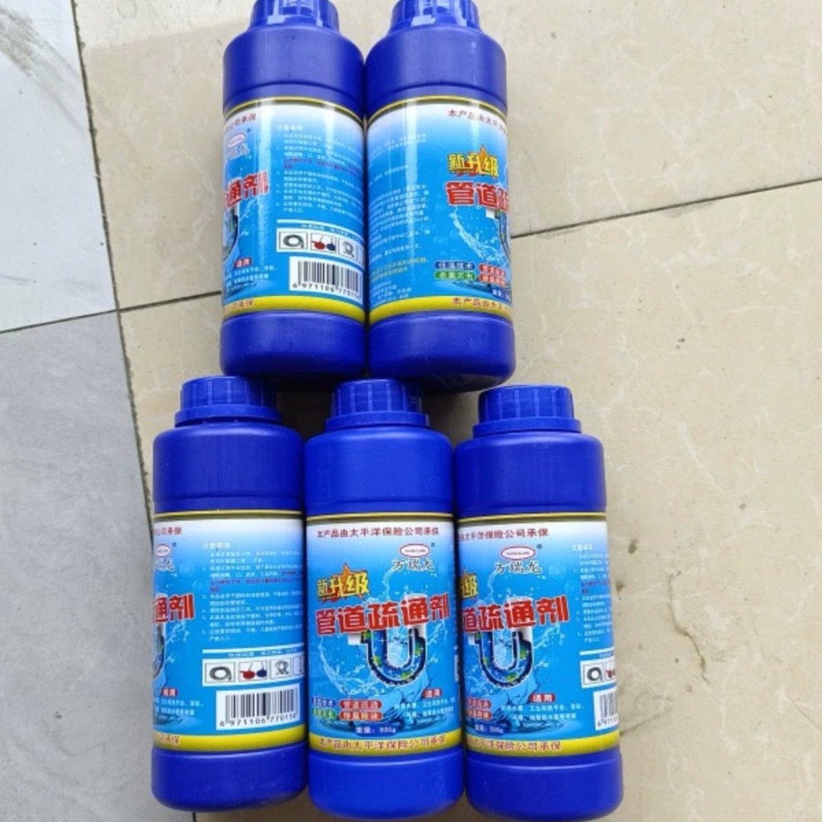 Средство для прочистки труб растворяет кухонный канализационный порошок, пятна от туалетного масла в сливном отверстии пола, засоры в унитазе и дезодорирует.