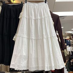 新商品のケーキ層の刺繍レースは半身のスカートの女性2025早春のフランス式の小さい衆の白い半身の長いスカートをつなぎ合わせます。