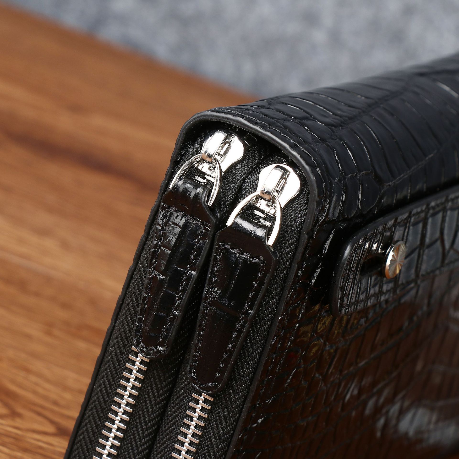 Túi clutch nam họa tiết da cá sấu khóa kéo đôi nhiều ngăn thẻ chi tiết 5