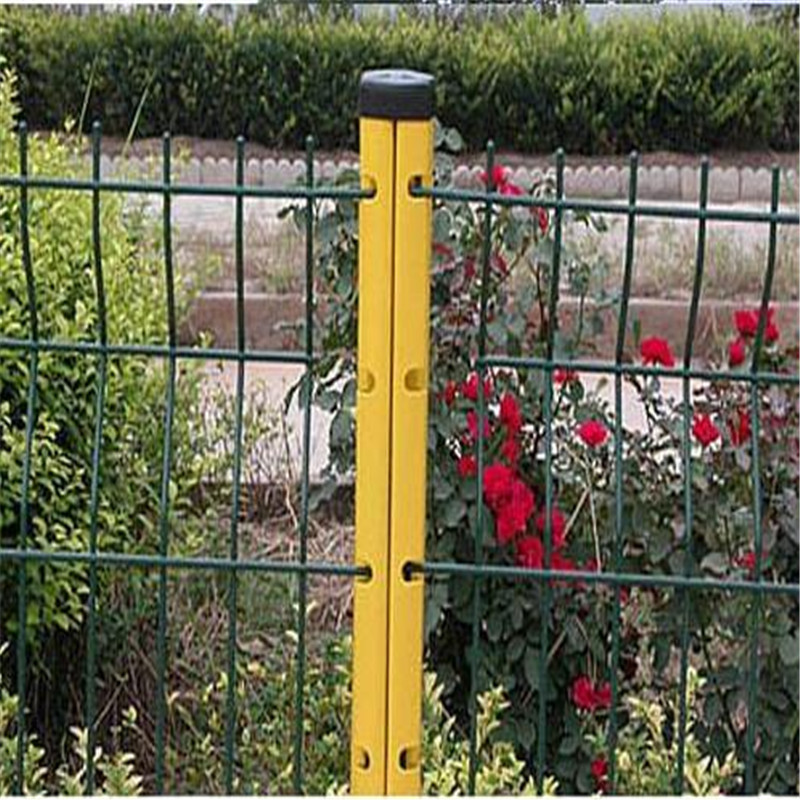 学校别墅外折弯护栏围网 桃型立柱隔离护栏网 工地施工折弯围网