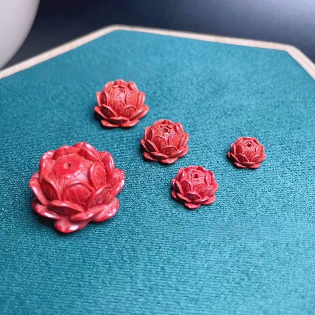 原矿朱砂批发高含量帝王砂红色上下孔立体莲花莲蓬盛开花配饰配件