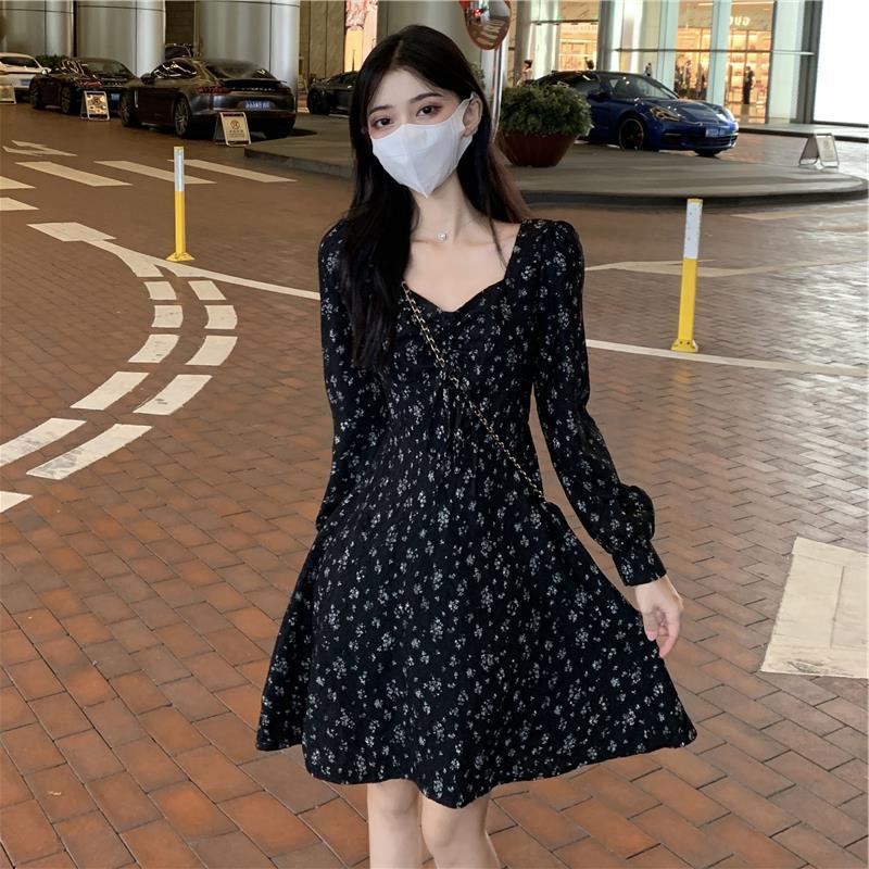 長袖のフランス式の甘い花のワンピースの女性の春秋の新型のデザイン感の小さい人の小さい背の気質の短いスカート|undefined