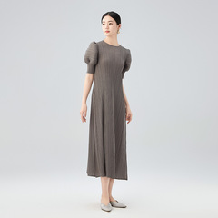 フリルの服の卸売りの泡の袖のワンピースの2024高級感の夏の純色のカジュアルな丸首の修身のしわの長いスカート