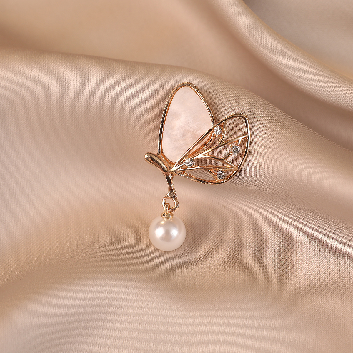 High-End Light Luxury Butterfly Pendant Accessory Versatile Sweater Coat Brooch Women's Pearl Corsage Fixed Buckle