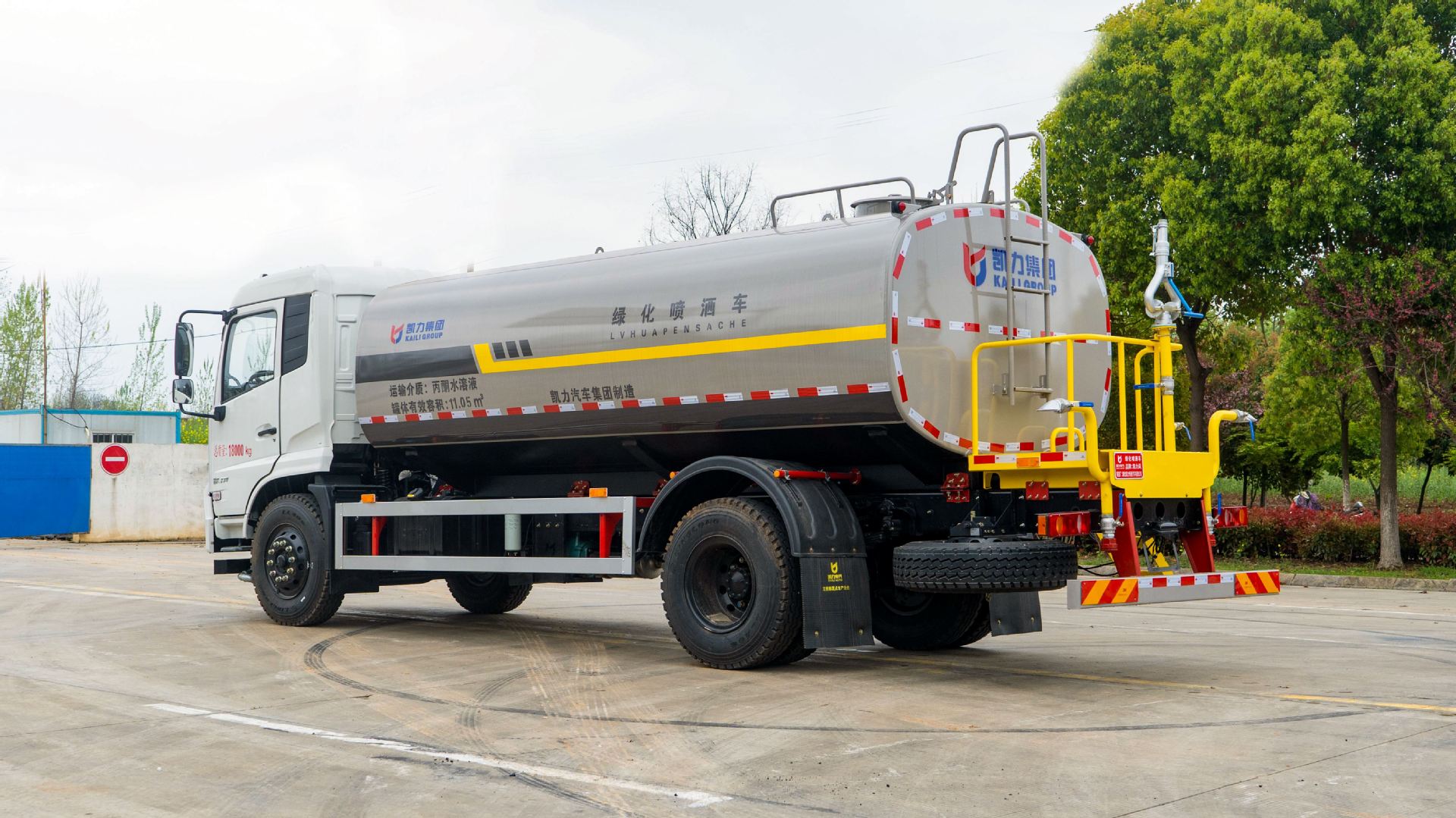 National Vi Dongfeng Tianjin 15 Cubic Meter Sprinkler Truck, Used for Washing Roads, Reducing Dust on Construction Sites, and Spraying and Watering for Landscaping