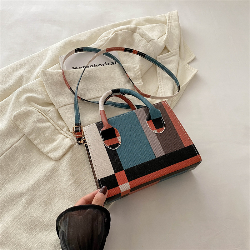 Bolso de diseño de nicho de alto nivel para mujeres 2024 nueva moda versátil bolso de hombro portátil cuadrado pequeño