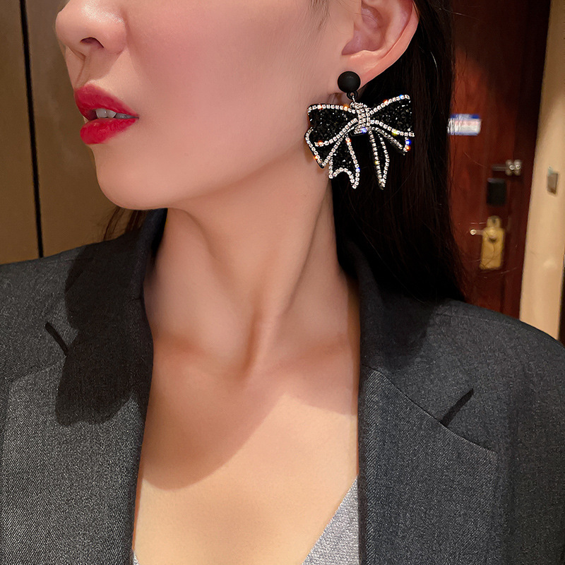 Black Fashion Flashing Diamond Bow Earrings display picture 3