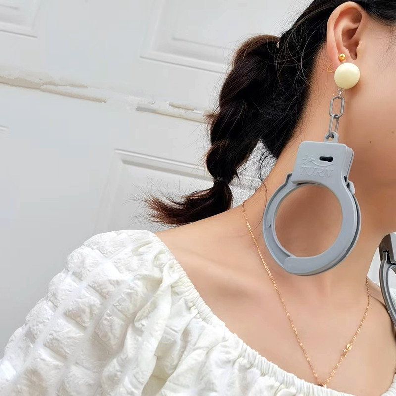 1 Pair Novelty Handcuffs Resin Women's Earrings display picture 5
