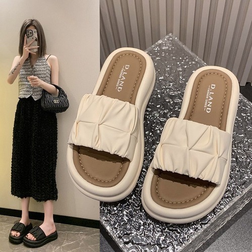 Flip-flops for women, summer outerwear 2025 fashion thick sole platform sandals, super hot beach pleated one-piece flip-flops