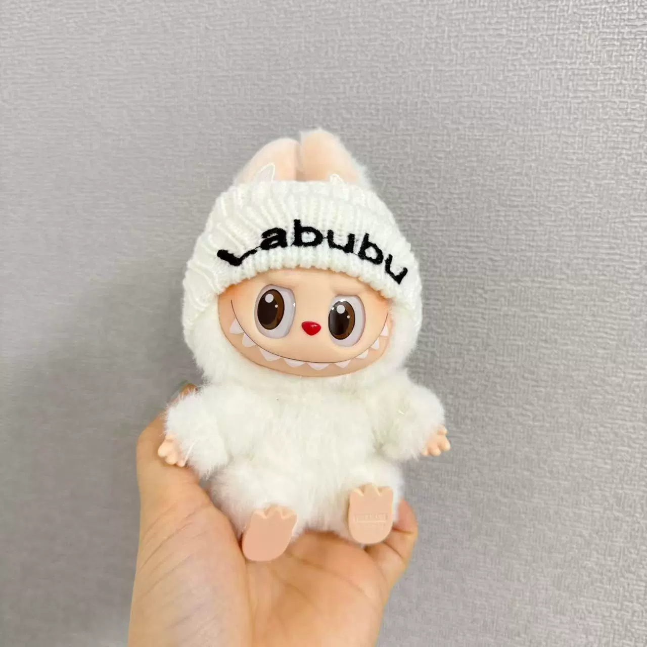 Костюм одежды куклы Labubu для первого и второго поколения - шапка, свитер с сердцем, нашивка в виде медведя