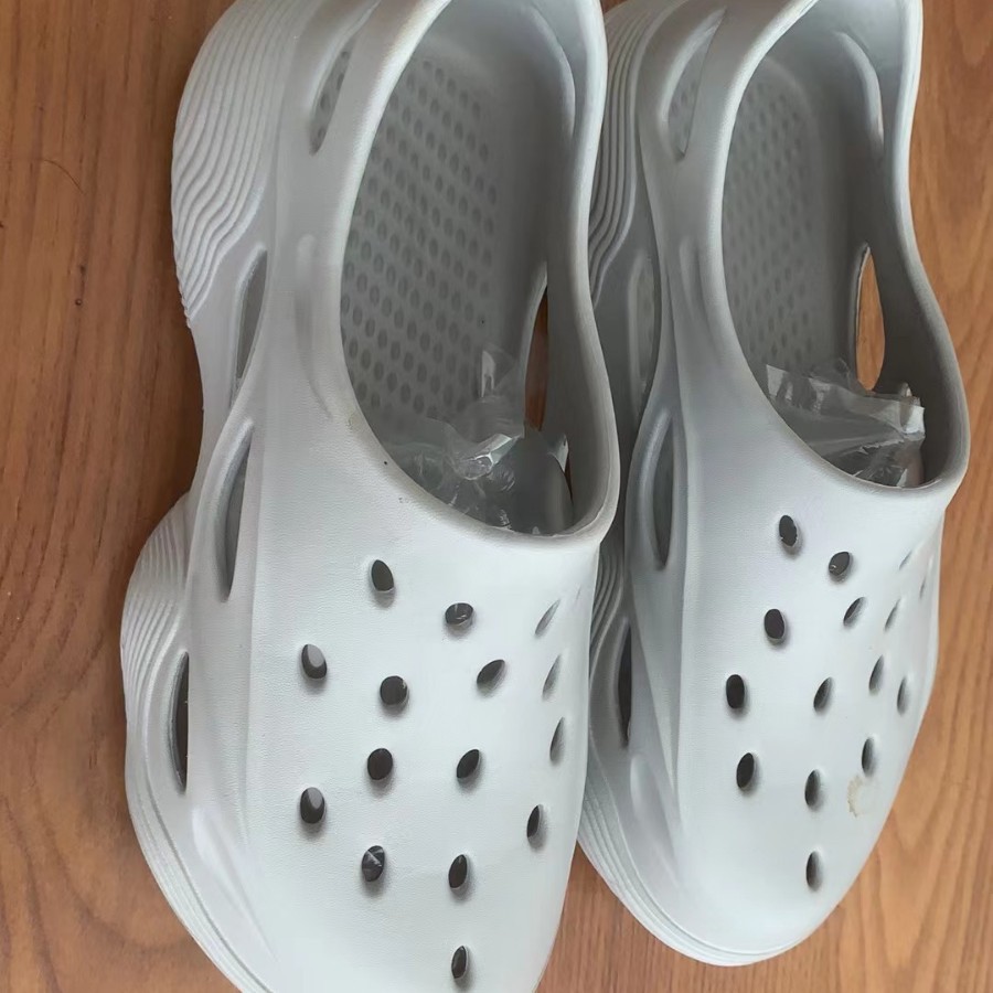 Nuevos zapatos con agujeros, zapatos de vadeo de playa para hombre, sandalias deportivas al aire libre, zapatos de conducción ligeros y de suela suave, transpirables y duraderos