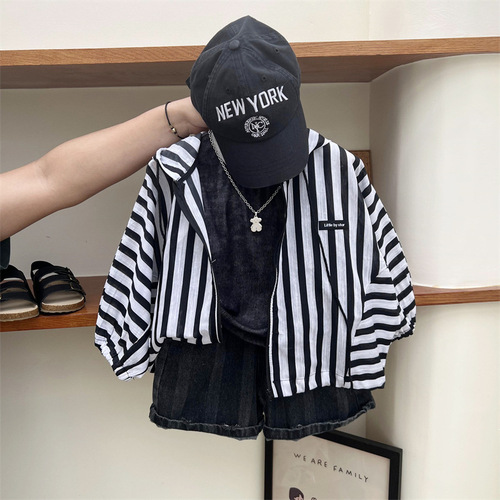 Lightweight and breathable children's summer striped hooded sun protective clothing for boys and girls, casual silhouette vertical zipper sun protection coat