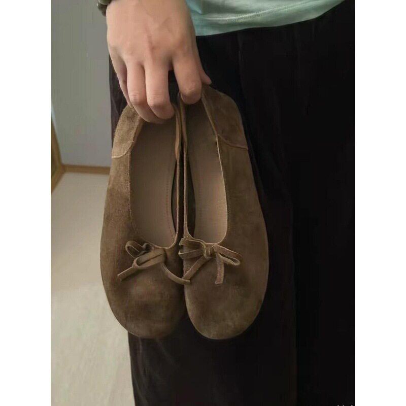 Giày búp bê nữ da mềm cổ thấp thắt nơ kiểu ballet, gót thấp dưới 3 cm, xỏ chân tiện lợi — Màu nâu trà