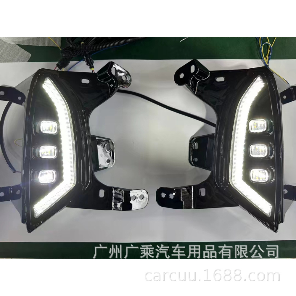 Aplicable a 21 - 23 Chevrolet Explorer lámpara diurna LED de niebla de dirección amarilla corriente modelo de caballo de carreras