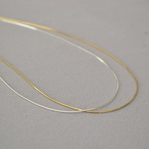 Korean-style eight-cut fine and minimalist subtle shimmering gold wire short snake chain lockets and necklaces