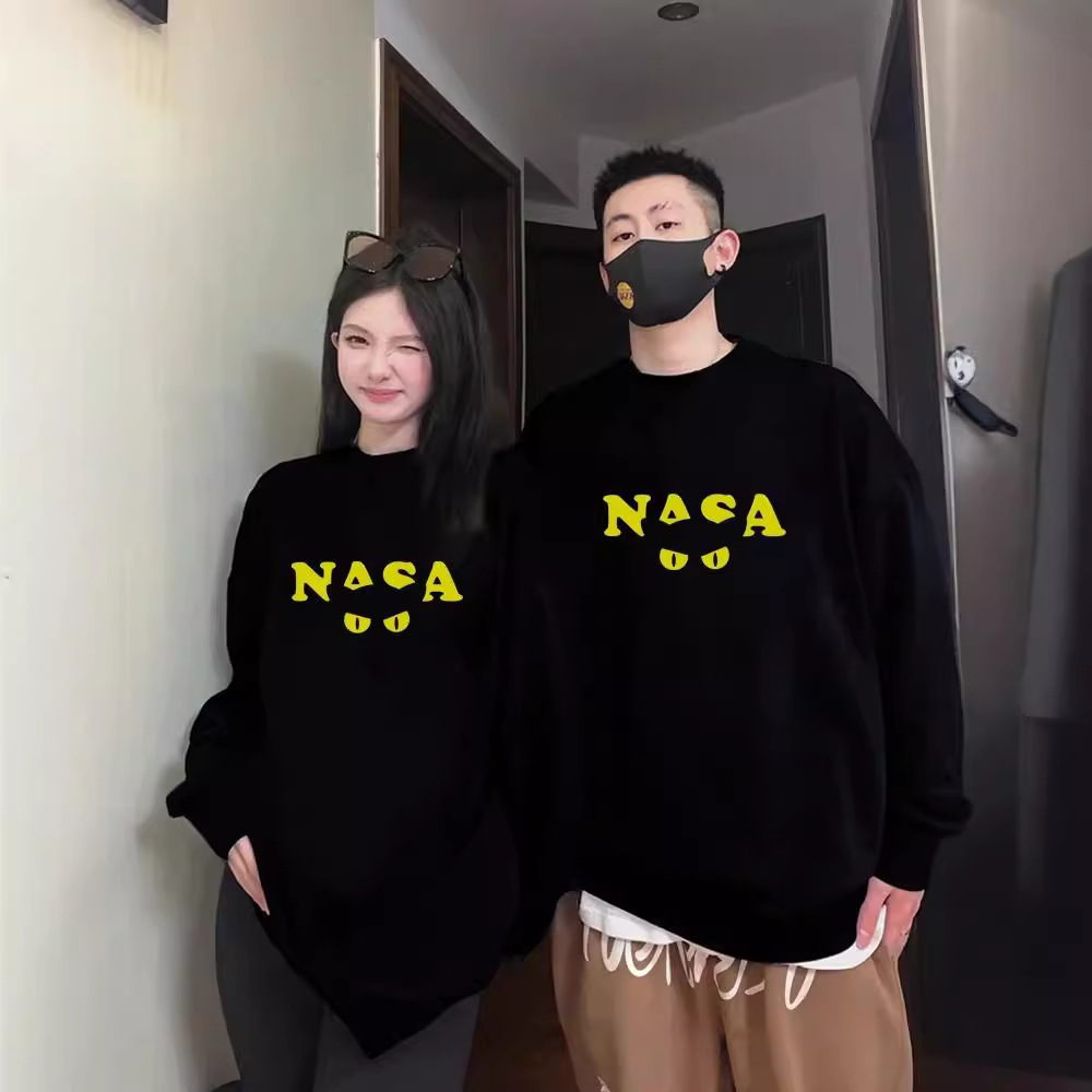 다른 커플 옷 2024 새로운 가을과 겨울 귀여운 재미있는 편지 같은 색 높은 감각 세트