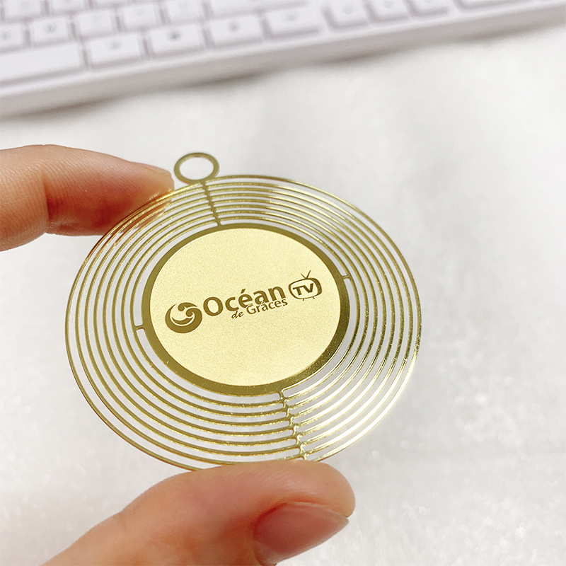 不锈钢镜面材质电镀金卡异形尺寸镂空花纹电镀金卡饰品自定义外形