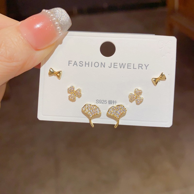 S925 aguja de plata micro incrustaciones de circón pendientes cortos pendientes de pelo corto japonés y coreano elegante todo-fósforo simple conjunto de tres piezas pendientes para las mujeres