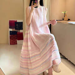 ピンクの綿麻はノースリーブのワンピースをつなぎ合わせます。