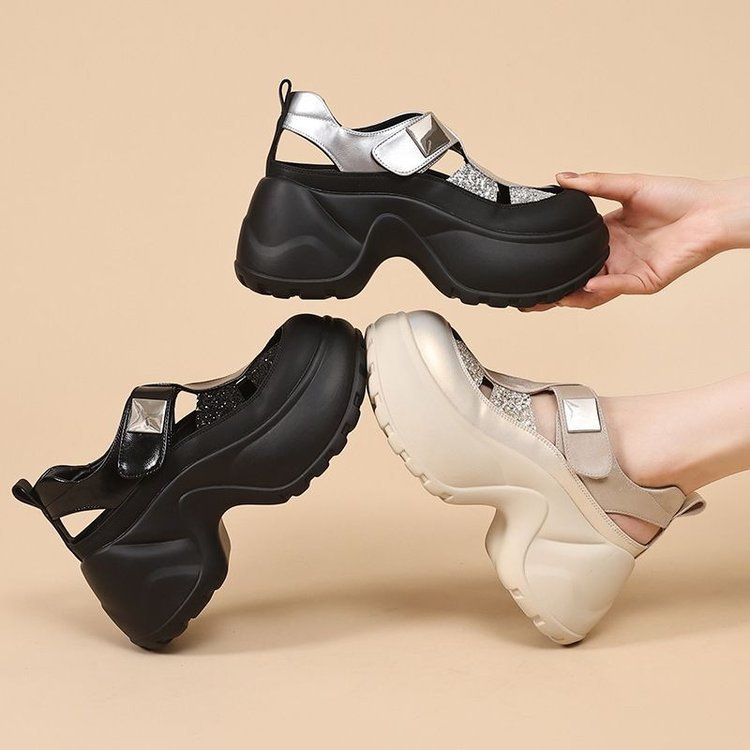 Versátil muffin hueco de fondo grueso aumentó la altura de las zapatillas de cabeza de verano 2026 nueva moda pequeña sandalias para mujeres