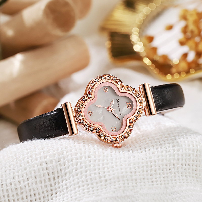 Shangmei nuevo reloj de celebridades de Internet de trébol de cuatro hojas de la suerte reloj de lujo ligero de nicho reloj de mujer de cuarzo de Liu al por mayor