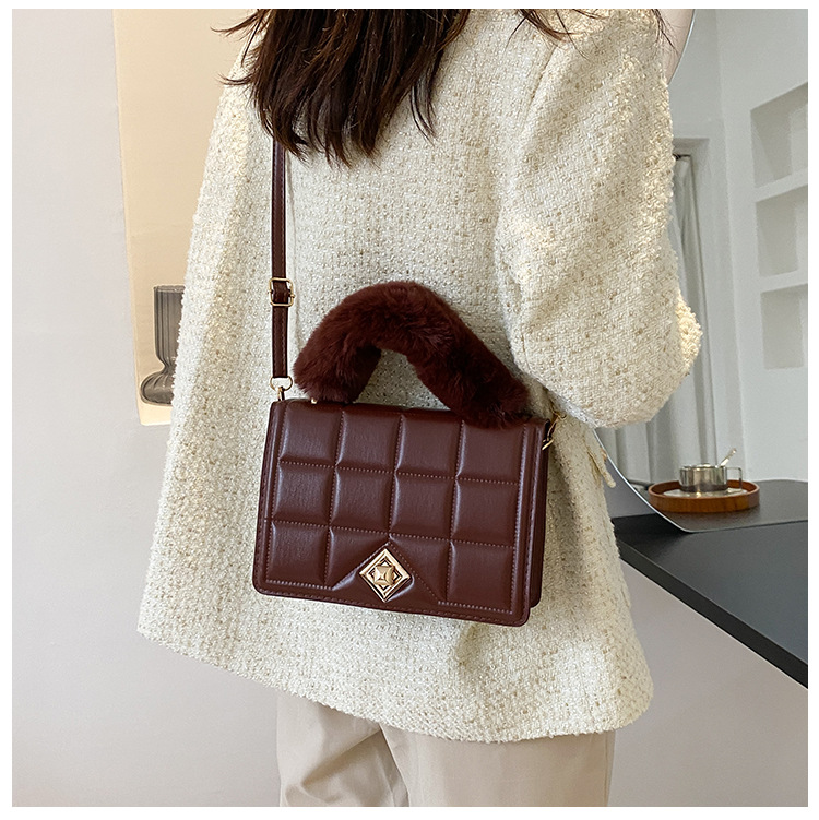 Autumn And Winter Fashion Popular Plush Portable Diamond Single Shoulder Diagonal Small Square Bag display picture 7