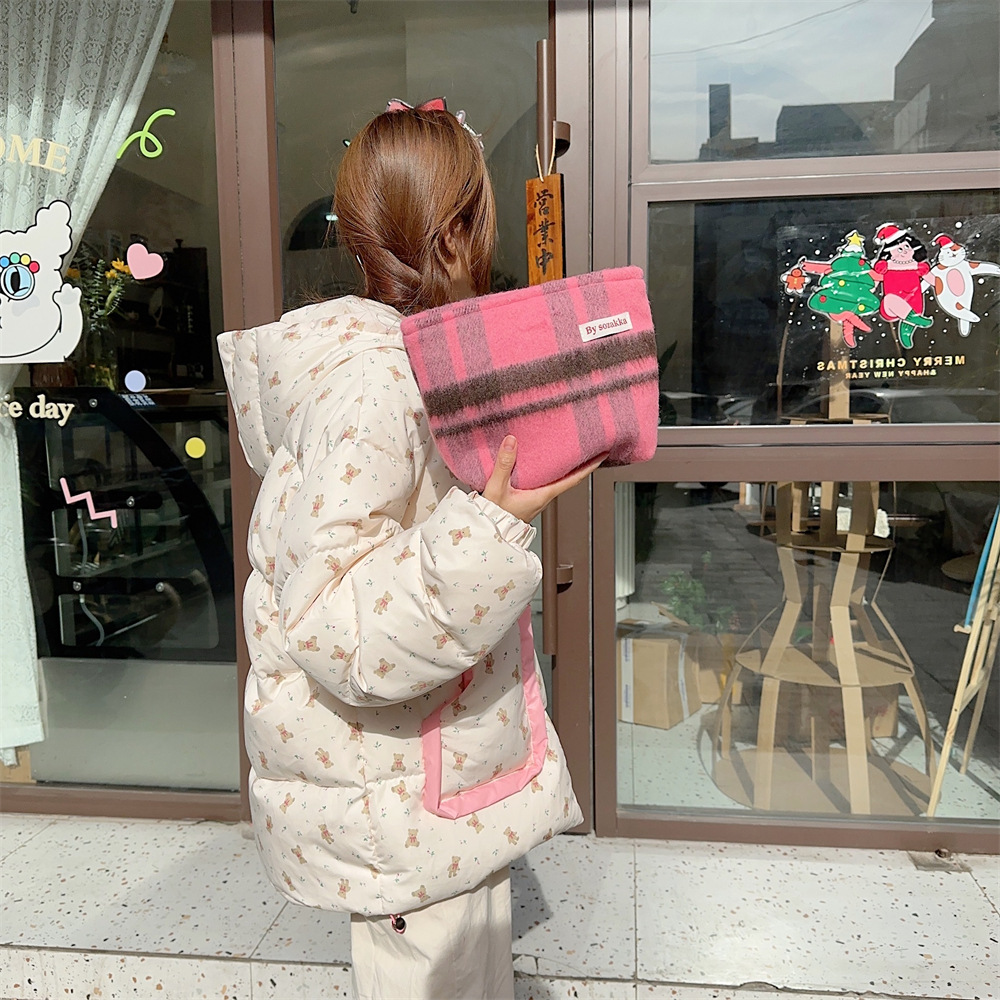 The 311023 ins Korean style checkered retro simple large-capacity woolen makeup bag is paired with a pocket purse undefined