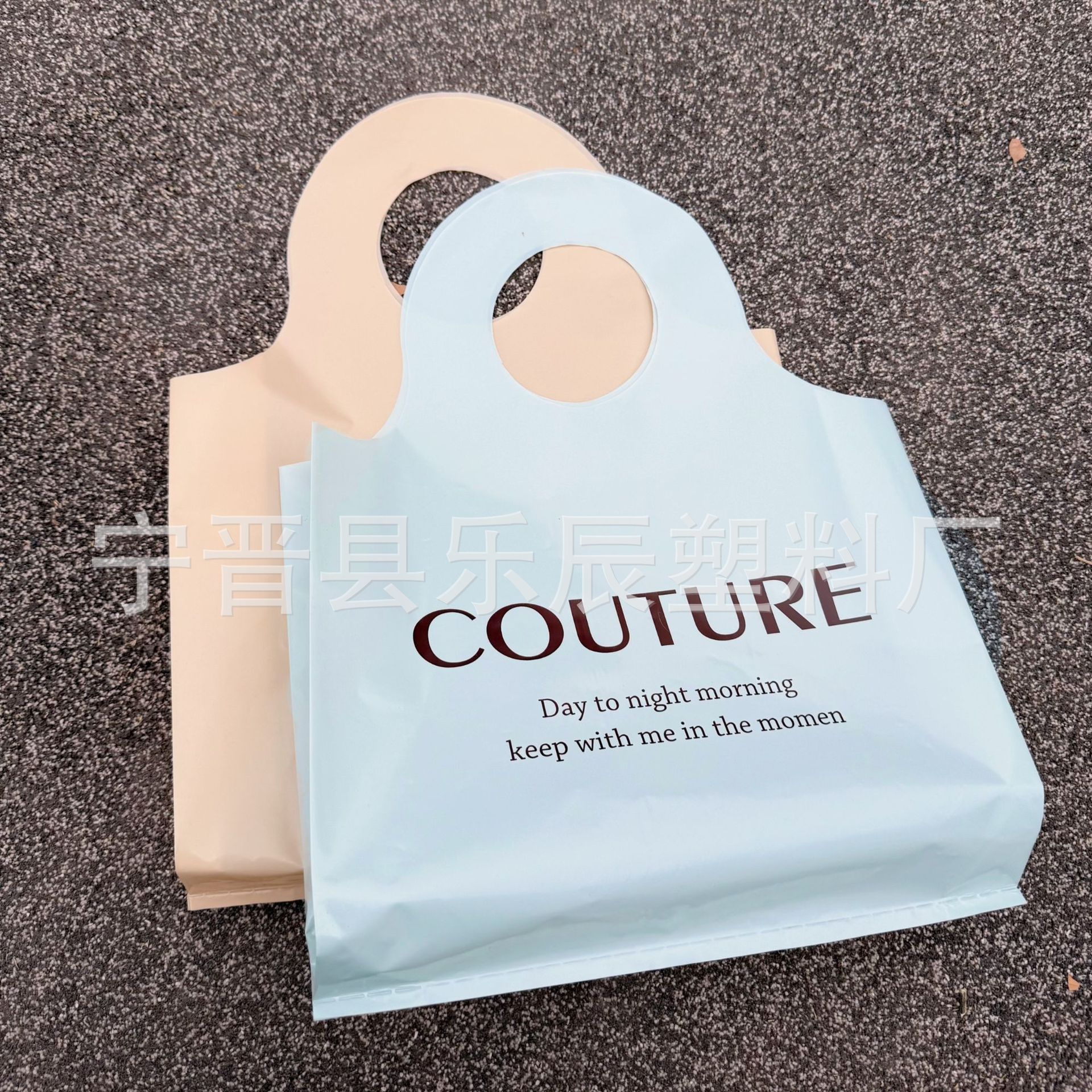 Bolsas redondas al por mayor logotipo de impresión de tendencia bolsas de plástico de moda bolsas de ropa de moda image 9