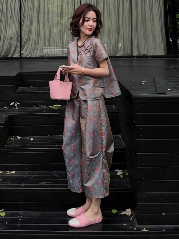 2025年新作夏の美しい服装、ゆったりとした新しい中国風のボタンプリントトップスとワイドレッグパンツのツーピーススーツ|undefined