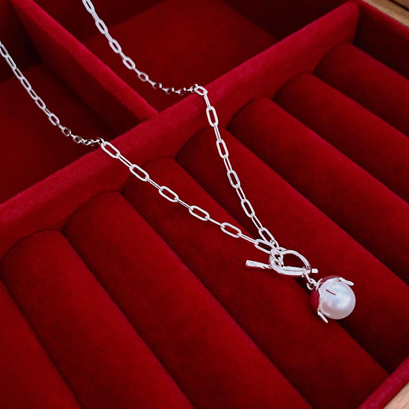 Small geometric pendant pearl