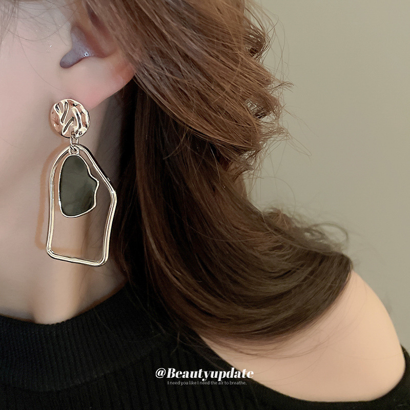 Pendientes de asimetría geométrica con pliegues de aguja de plata Pendientes irregulares de alta gama europea y americana Personalidad de nicho Pendientes nuevos para mujer