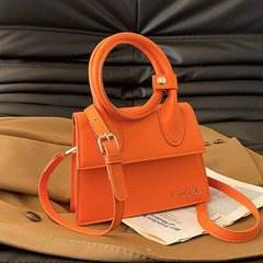 女性のためのポータブル小さなバッグ 2025 新しいトレンディなハイエンドの質感多用途フレンチニッチデザインシングルショルダークロスボディ小さなスクエアバッグ