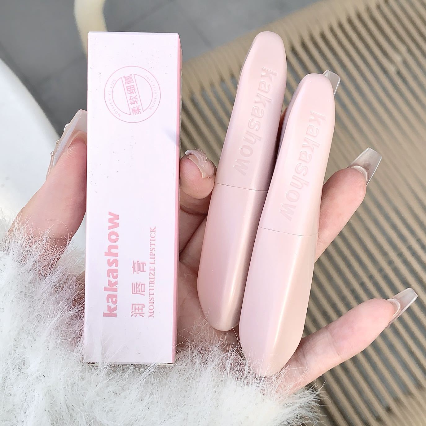 kakashow Lip balm moisturizes, hydrates and hydrates, prevents dryness and cracking, and reduces lip lines. It is a colorless lip balm for lip base undefined