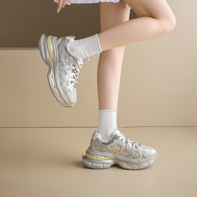 Zapatos de la mujer 2025 nuevo estilo de primavera retro casual pequeño hombre ligero zapatos deportivos