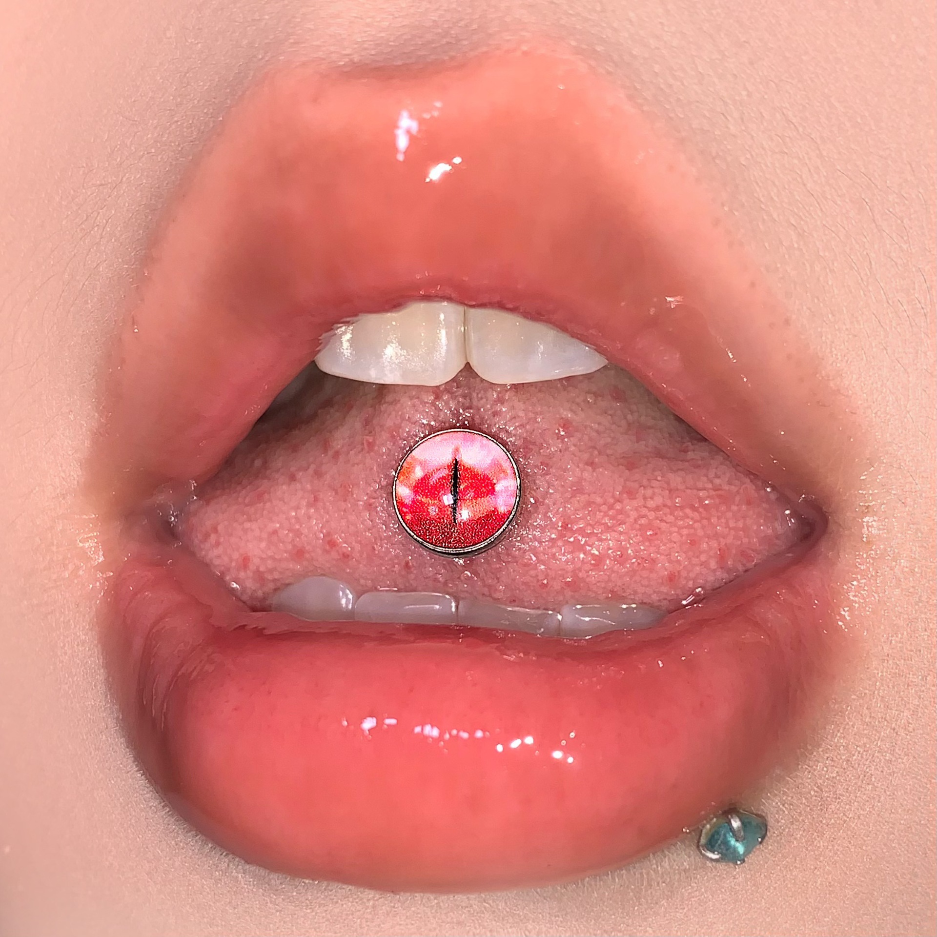 16G labret stud size and finish detail