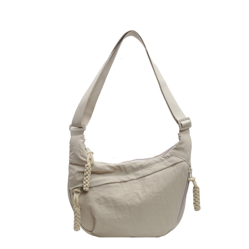 황백색(면으로 만든 두툼한 만두)