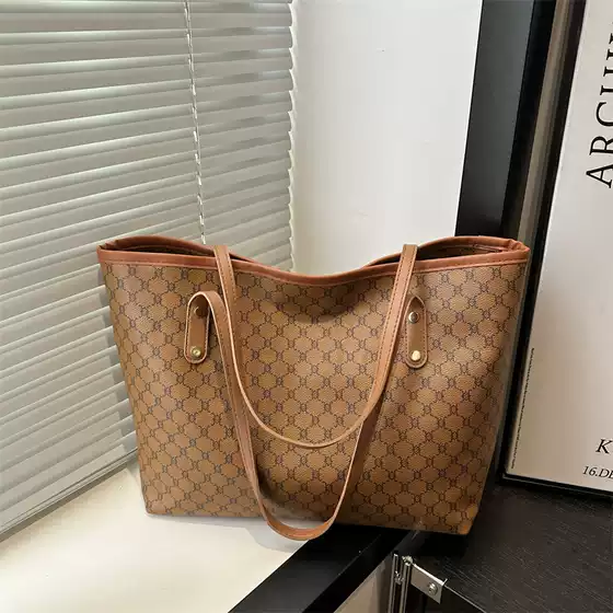 Large capacity bag for women commuting personalized tote bag 2025 new beautiful niche trend shoulder bag letter women's bag