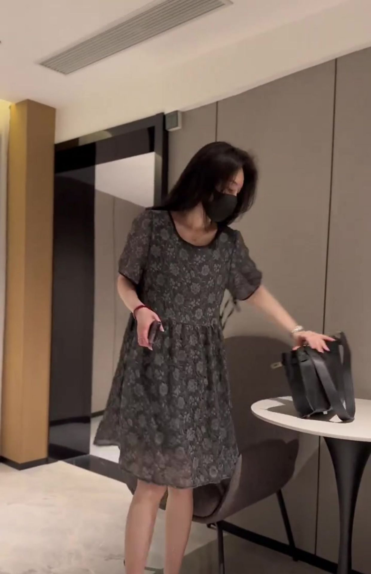 Váy liền A chữ tay ngắn cổ tròn in họa tiết chất liệu Tencel mềm mại — màu xám chi tiết 2