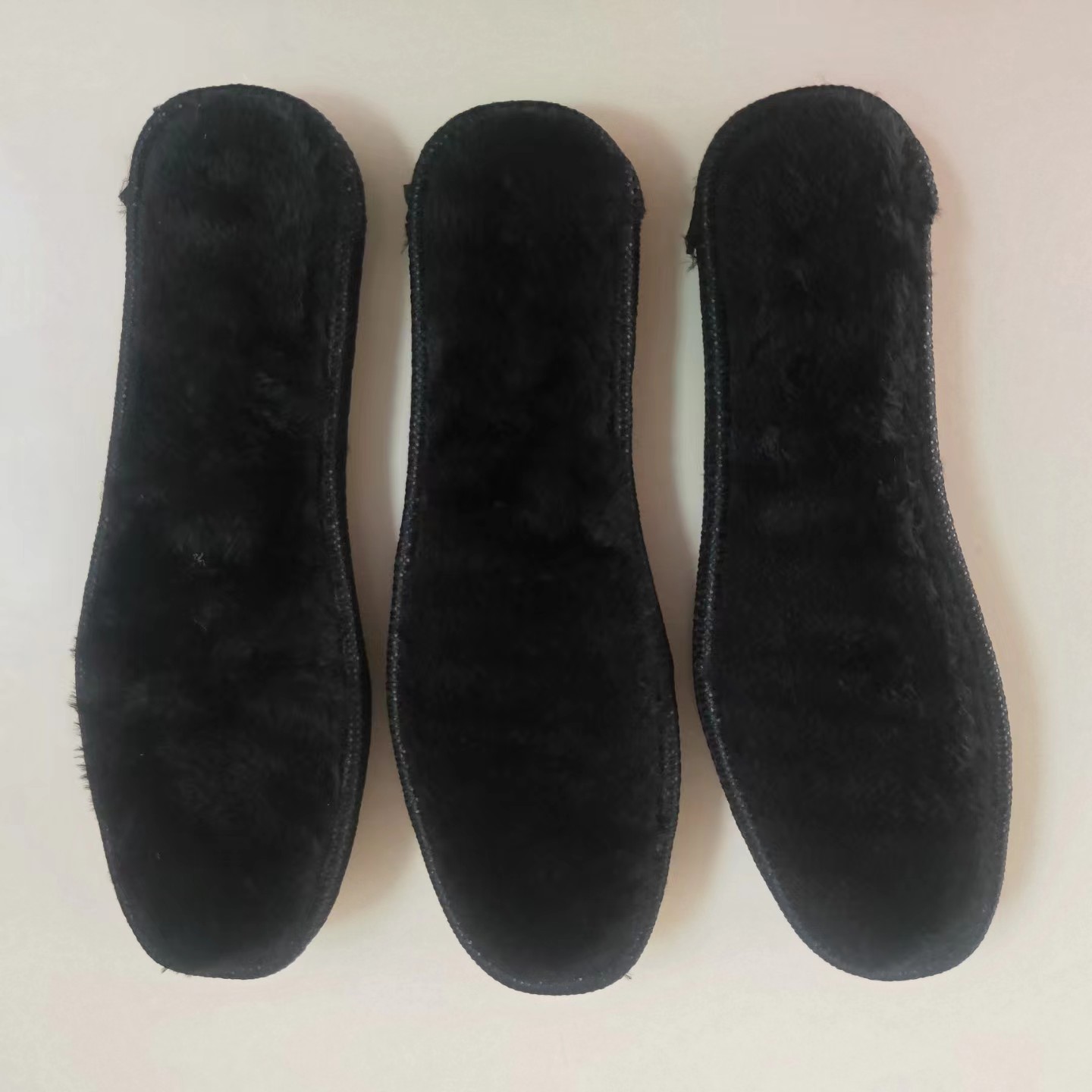 Invierno invierno negro 600 gramos de terciopelo más grueso calentamiento a prueba de frío plantilla de zapatos absorbente de humedad y sudor de fábrica de zapatos plantilla