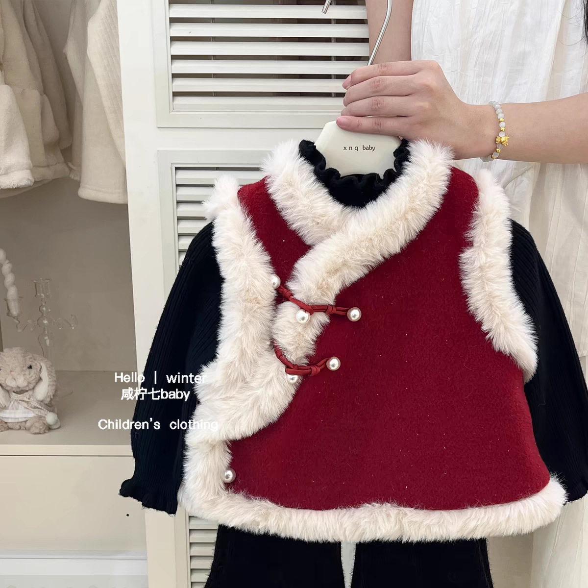 Yue Zhao siete niñas hebilla de vello nuevo chaleco rojo chino vestido con mangas de lana para celebrar la nueva ropa de Año Nuevo