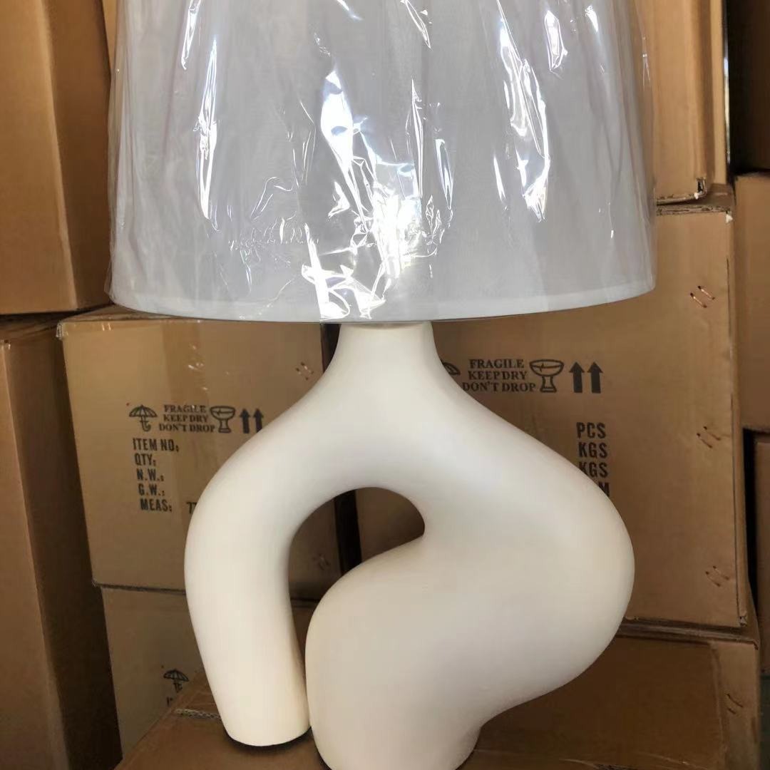 Diseño artístico de sala de diseño de sala de estar de resina china modelo de diseño creativo de tela de escritorio lámpara cabeza de cama