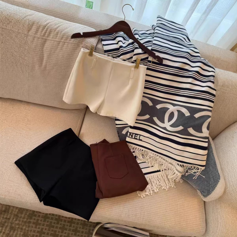 3/4 Length Slimming Shorts with Stretch, American-Style Shorts That Don'T Ride up or Expose the Buttocks, High-Waisted Body-Hugging Shorts 3/4 Length Slimming Shorts with Stretch, American-Style Shorts That Don'T Ride up or Expose the Buttocks, High-Waisted Body-Hugging Shorts
