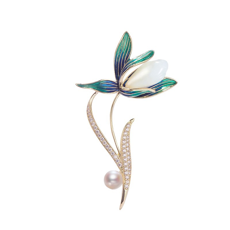Neue großartige und luxuriöse Jade-Brosche, High-End-Perlen-Magnolien-Blumenbrosche, Kleidungsaccessoires, Temperament-Iris-Brosche für Frauen_voghion.com