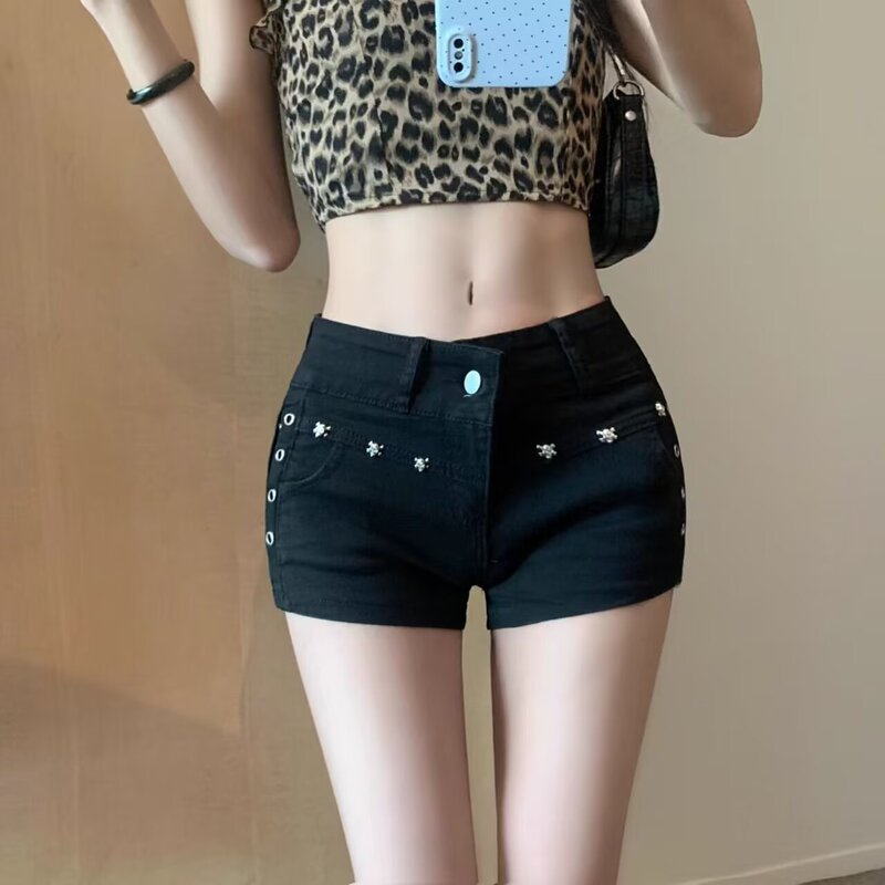 American-Style Spicy Girl Black Studded Denim Shorts for Women, New Spring and Autumn Low-Waist Design, Straight-Cut Slimming Hot Pants