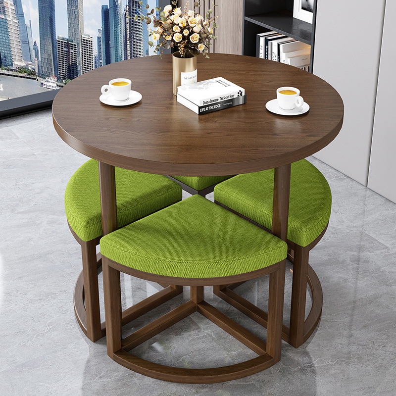 Taburete verde claro + mesa de nuez