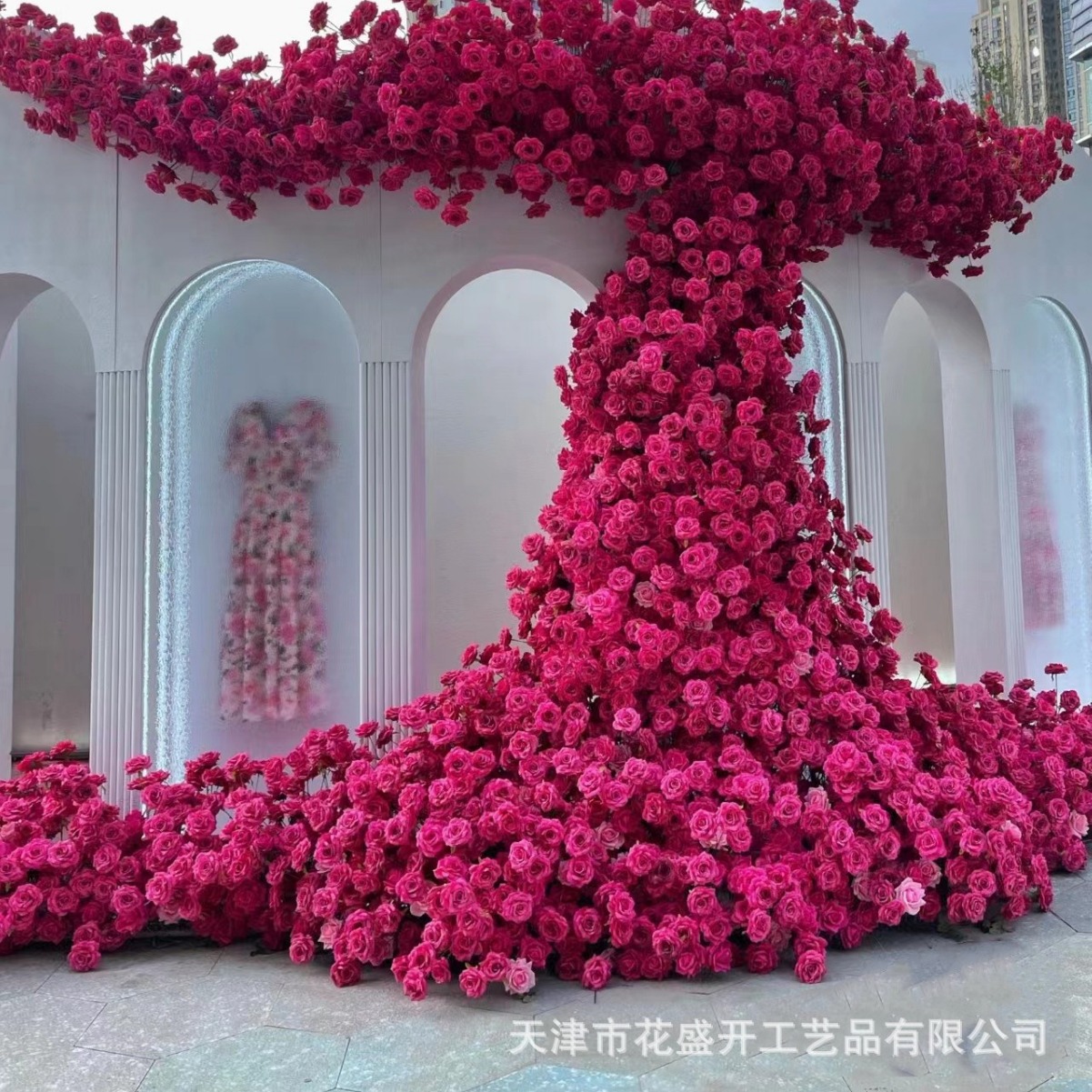 玫红色玫瑰花瀑布弗洛依德商场美陈网红打卡花墙布置玫瑰假花婚庆