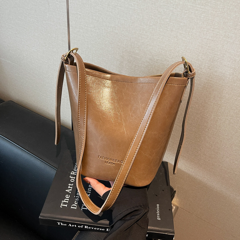 Bolsa de cubo retro coreana para mujeres 2025 nuevo invierno de alta calidad bolso de madre de sensación de hombro casual bolso de hombro